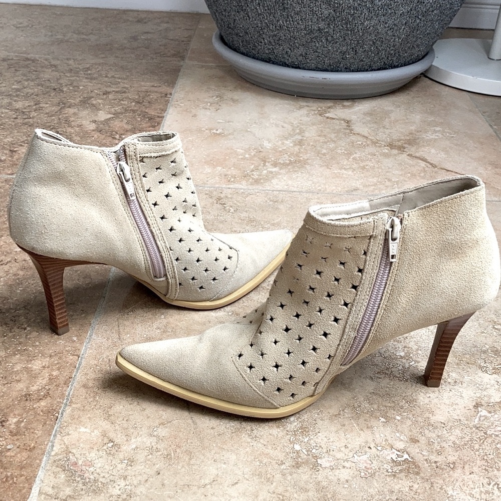 NEWPORT NEWS cream color cowboy bootie size 8.5